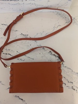 Cartera Bandolera Vince Camuto Cuero Aviva Color Toscano Foto 1 de 4