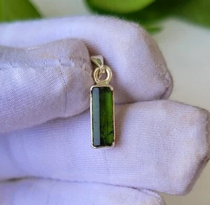 Colgante de plata de ley 925 con piedras preciosas de turmalina verde cruda natural 0,7" regalo - Imagen 1 de 4