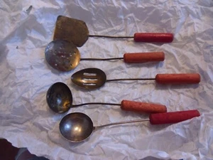 Set 5 Utensili Gioco Cucina Bambini Vintage Manico Legno Metallo Rosso - Foto 1 di 4
