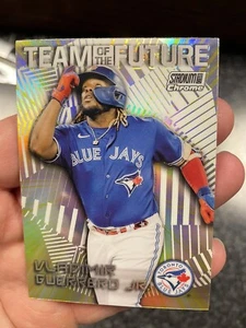 2022 Stadium Club Chrome Team of the Future FOT3 Vladimir Guerrero Jr. Refractor - Imagen 1 de 2