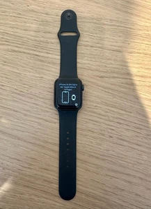 Apple Watch SE 40mm Space Grau Aluminiumgehäuse mit Schwarz Sportarmband GPS - Bild 1 von 3
