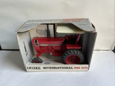 ERTL 1/16 Special Edition International 1066 Rops - Image 1 of 4