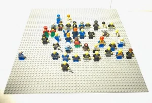 LEGO lot of 40 minifigures and gray base plate - Picture 1 of 2