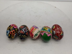 Juego de cinco huevos de madera pintados a mano - Imagen 1 de 8