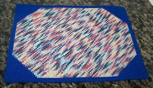 NEU Handarbeit 10x13 Canvas Garn Tischset Tischset Herzstück blau hellbraun rosa - Bild 1 von 1