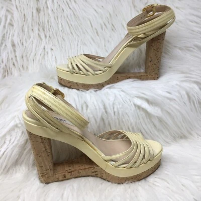 Sandalias con tiras de cuña recortadas de corcho plataforma charol crema amarillo PRADA LEER 37,5 Foto 1 de 4