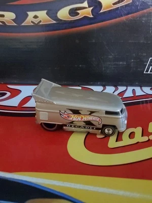 Autobús de arrastre VW dorado RealRid personalizado de estaño exclusivo de Target Decades Hot Wheels 2003 Foto 1 de 4