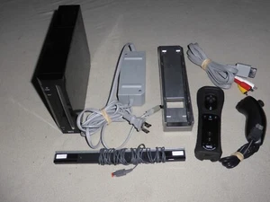 NINTENDO BLACK Wii VIDEO GAME SYSTEM CONSOLE SET W CONTROLLER RVL-001 NUNCHUCK - Picture 1 of 7