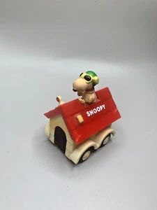 Vehículo de juguete de motor de fricción Snoopy & Dog House Aviva 1965 Hollywood de colección - Imagen 1 de 3
