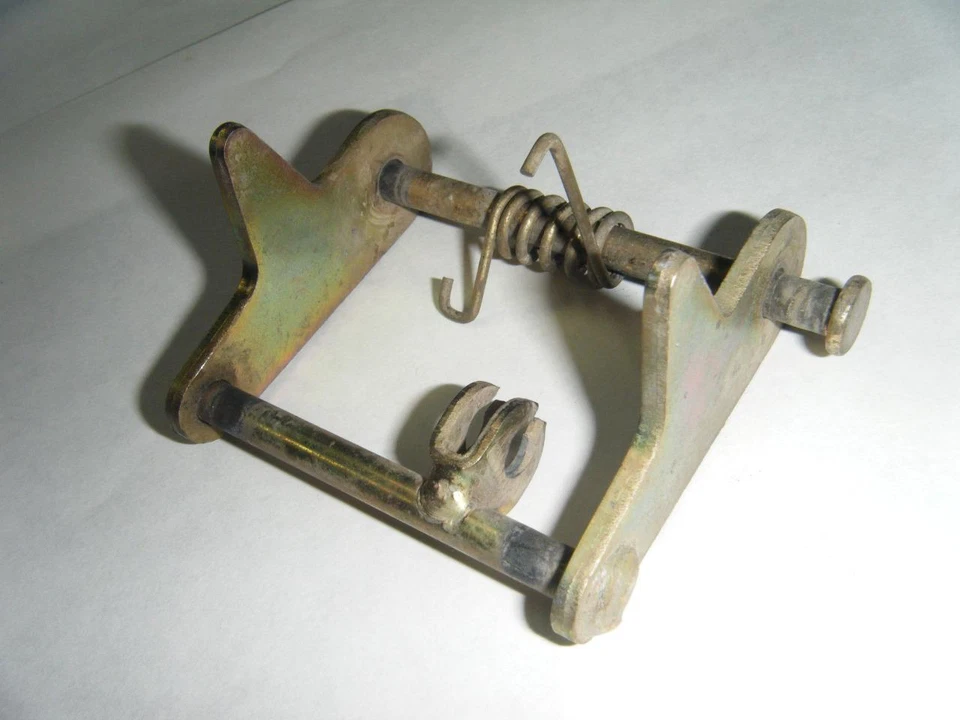 88 02 KAWASAKI KLF 220 250 BAYOU PRAIRIE 300 360 400 GANCHO DE CIERRE DE PALANCA DE ASIENTO Foto 1 de 1