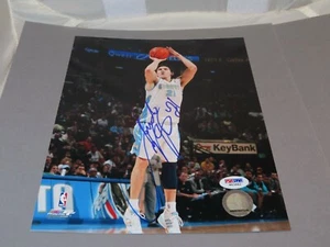 Foto firmada de Eduardo Nájera de los Denver Nuggets 8x10 autografiada PSA/ADN certificado de autenticidad - Imagen 1 de 4