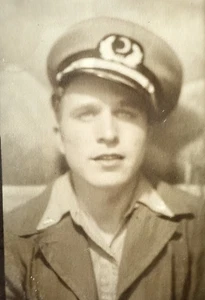 Bellissimo soldato sognante uomo con cappello militare VINTAGE cabina fotografica anni 40 - Foto 1 di 3