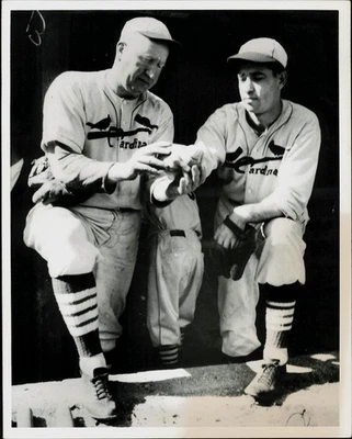 Foto de prensa sin fecha Dazzy Vance muestra a Paul Dean, Cardenales de San Luis Foto 1 de 2