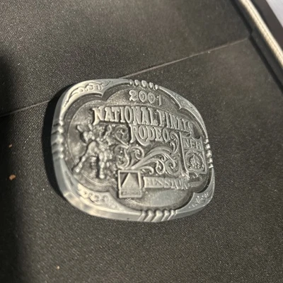 Montana Silversmiths Hesston 2001 Finales Nacionales Rodeo Cinturón Hebilla AGCO Foto 1 de 2