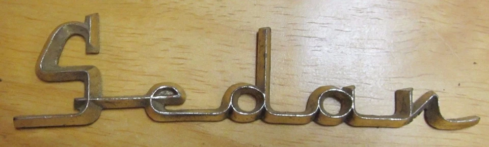 Cadillac 1956 sedán Deville guardabarros delantero emblema de escritura "Sedán" usado original 56 Foto 1 de 1