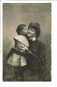 CPA Carte  postale-Belgique -Fantaisie Un enfant embrasse sa maman 1912?VM28600 - Picture 1 of 2