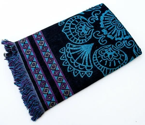 Sciarpa Vera Bradley jacquard con frange in rovo - 50 x 50" quadrata.  Nuovo con etichetta - Foto 1 di 3