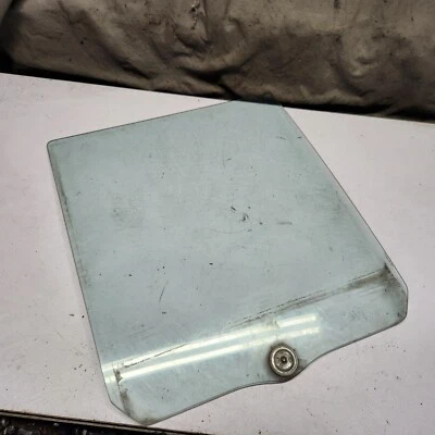 97-01 吉普切诺基 XJ 乘客右后门玻璃窗 4DR 透明  — 第 1/2 张图片