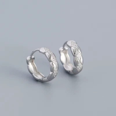 Pendientes de aro Huggie de circón de oro blanco de 9 quilates para dama de 13 mm Foto 1 de 4