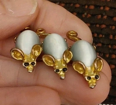 Vintage Three Mouse Mice Black Eyes Stone Backs Gold Pin Brooch - Image 1 of 4