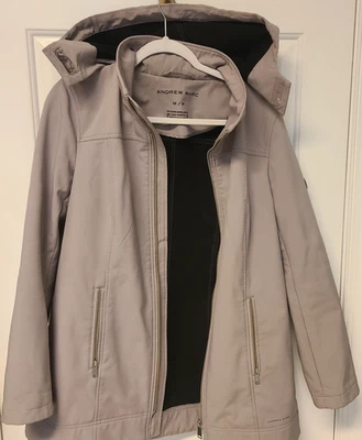 Jaqueta Andrew Marc Med feminina bronzeada repelente de água com capuz bolsos com zíper forrados - Imagem 1 de 4