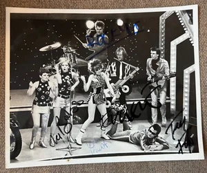 THE REVILLOS - BLACK & WHITE PROMO PICTURE SIGNED BY ALL 7 MEMBERS circa 1980 - Bild 1 von 4
