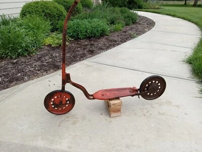 Marco de metal vintage para scooter de empuje con mango de madera Foto 1 de 4