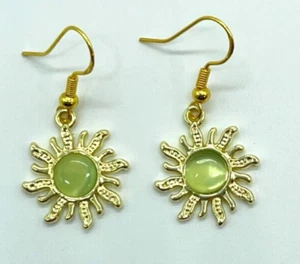 Set Necklace & Earrings Gold Tone Sun w/Green Opal Center 24" Chain Charm 3/4" - Picture 1 of 9