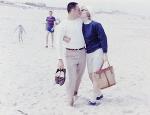 Vintage Slide 1959 Cute Couple Walking on the Beach Kissing Hugging - Foto 1 di 3