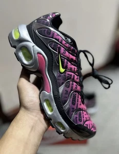 ZAPATILLAS NIKE AIR MAX PLUS TN TUNED NEGRAS HIPERROSA (GS) (FN3846 001) TALLA 6 REINO UNIDO - Imagen 1 de 6