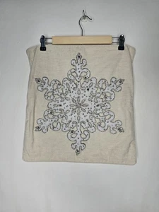 Funda de almohada Potterybarn 18” X 18” copo de nieve beige con cuentas bordadas - Imagen 1 de 8