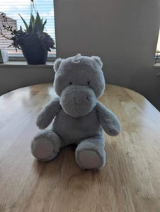 KellyToy Baby graues Nilpferd Nilpferd Plüsch Rassel Stofftier knisternde Hände - Bild 1 von 6