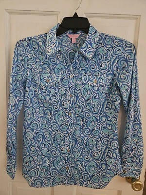 LILLY PULITZER BLUSA TOP ESTAMPADO PESCADO AZUL BOTONES LENGÜETA ENROLLABLE TALLA (6) 97893 Foto 1 de 4