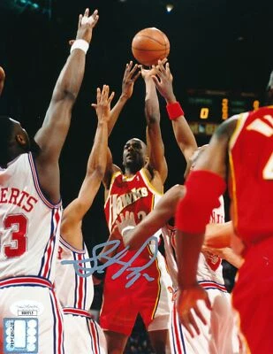Foto 8x10 firmada/autografiada de Stacey Augmon Atlanta Hawks JSA 165452 Foto 1 de 2