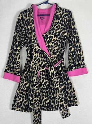 Bata Betsy Johnson para mujer mediana hasta la rodilla con cinturón estampado de guepardo forro rosa Foto 1 de 4