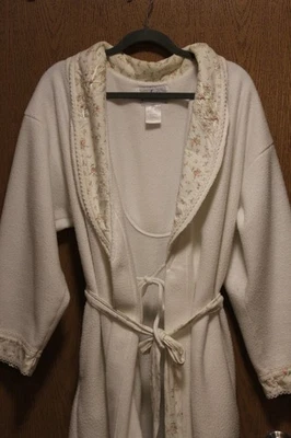  ARIA MUJER BATA LARGA CON CINTURÓN BLANCA con ribete rosa 100% Poliéster Grande Foto 1 de 4