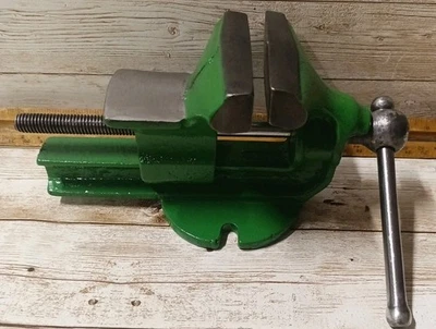 Tornillo de riel pequeño verde vintage montaje en superficie de banco Foto 1 de 4