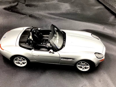 Kyosho 007s BMW Z8 "World is Not Enough Movie" 1:18 Scale Inv. #0095 - Image 1 of 4