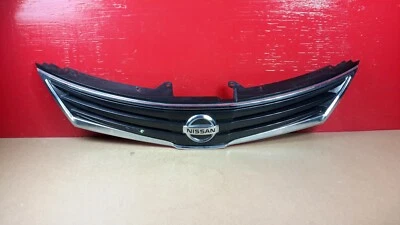2012 2013 2014 Nissan Versa Upper Grille Grill Chrome OEM 623103BA5A Foto 1 de 4