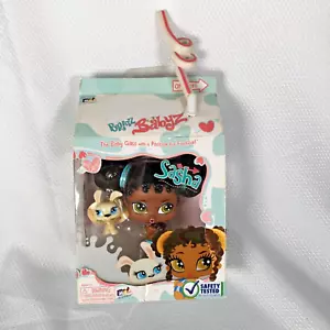 Bratz Babyz Milchkarton Sasha Welpe blau Badeanzug Babyflasche Halskette neu - Bild 1 von 12