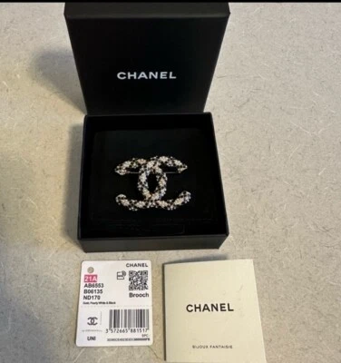 BNW AUTH CHANEL 21A GOLD, PEARLY WHITE & BLACK BROOCH, MADE IN FRANCE - Image 1 of 4