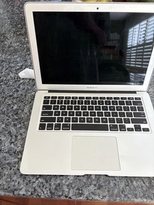 Apple MacBook Air A1466 2017 Broken Screen - Afbeelding 1 van 4