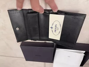 PORTAFOGLIO PRADA LOGO AUTENTICO NERO TRIPLO SCOMPARTI ~ UNISEX - Foto 1 di 10