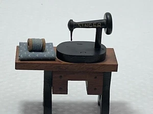 Máquina de coser cantante de madera miniatura para casa de muñecas con carrete de hilo y material - Imagen 1 de 11