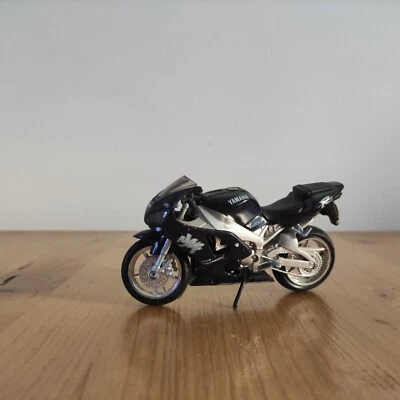 Modellino Moto Maisto Yamaha YZF-R1  1/18 - Immagine 1 di 4