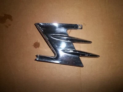 1959 AMC RAMBLER AMBASSADOR PORTA TRASEIRA ESQUERDA PEÇA CROMADA - Imagem 1 de 2