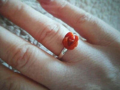 ANELLO CON ROSA DI CORALLO ROSSO  DELLA SARDEGNA  INCISO A MANO  SU ARGENTO.925  - Immagine 1 di 4