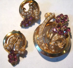 Set spilla e orecchini a vite sul retro in finta perla e cristallo rosa vintage tono oro - Foto 1 di 3