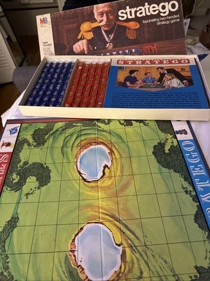 VTG STRATEGO BOARD GAME BY MILTON BRADLEY 1977 EDITION COMPLETE EXCELLENT - Image 1 of 4