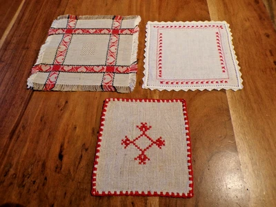 Linge ancien Lot de 3 Napperons différents  brodés rouge - Photo 1/4